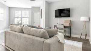 Landing Modern Apartment with Amazing Amenities (ID1183X016)