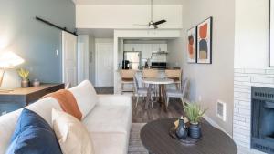 Landing Modern Apartment with Amazing Amenities (ID9692X16)