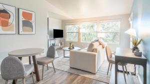 Landing Modern Apartment with Amazing Amenities (ID9692X16)