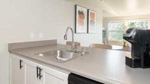 Landing Modern Apartment with Amazing Amenities (ID9692X16)