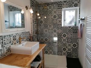 Maisons de vacances Gite Sainte-Suzanne-et-Chammes, 3 pieces, 4 personnes - FR-1-600-192 : photos des chambres