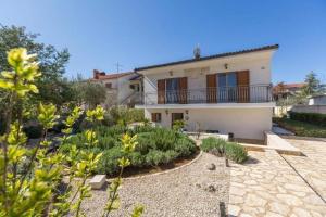 Apartments with parking space Pula - 22308