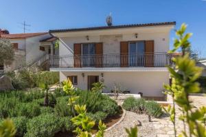 Apartments with parking space Pula - 22308