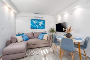 Apartments with parking space Pula - 22308