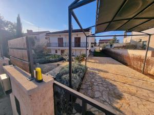 Apartments with parking space Pula - 22308