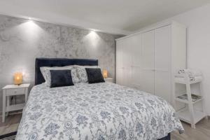 Apartments with parking space Pula - 22308