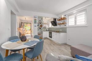 Apartments with parking space Pula - 22308