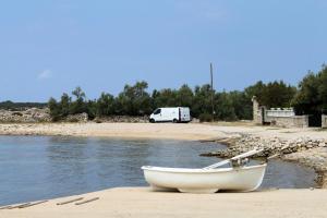 Secluded house with a swimming pool Kosljun, Pag - 22238 