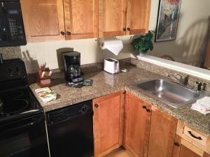 Great Location - Budget Condo - Ski In - 3 Blocks to Main Street