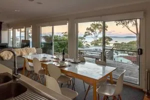 Expansive Bay Views, Light & Airy House, Wood Fire - Hyams Beach
