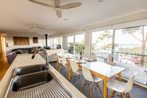 Expansive Bay Views, Light & Airy House, Wood Fire