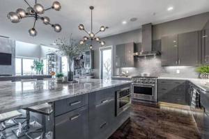 Skyline View Mansion, Hot Tub, Close To Downtown, Less than 10 Mins to 5 Points and Broadway, 3 Spacious Suites, Workspace, Garage Spaces and Ample Parking, 24 Hr Hospitality