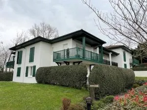 Confort à Cambo : T2 pour 2 pers., balcon-terrasse, cuisine équipée, parking, accès internet - FR-1-495-133 - Larressore