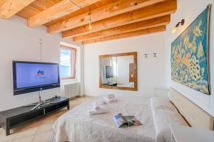 Faby House On Hilly Area & Lake View - Happy Rentals