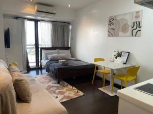 Studio at Makati center with fast net, Netflix and 40in TV