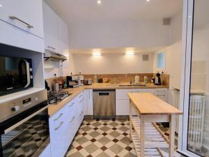 Maisons de vacances Maison de meuliere pres de Paris avec jardin, cheminee et tout confort inclus - FR-1-527-45 : photos des chambres