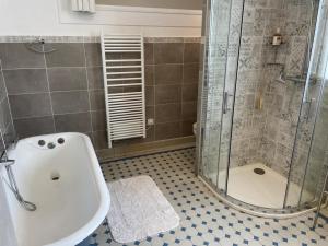 Maisons de vacances Maison de meuliere pres de Paris avec jardin, cheminee et tout confort inclus - FR-1-527-45 : photos des chambres