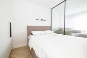 Studio WBalcony and Prkg, By Cohost