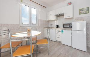 1 Bedroom Lovely Apartment In Vlasici 