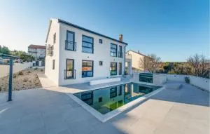 Awesome Home In Pridraga With Jacuzzi - Anić