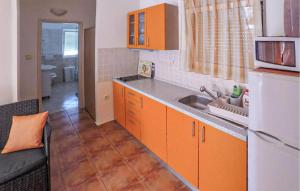 2 Bedroom Cozy Apartment In Biograd 