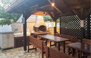 2 Bedroom Cozy Apartment In Biograd 