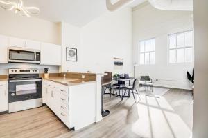 CozySuites - 2BR with Direct Skybridge Access #9