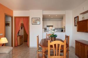 AT006 Piscina con césped, airco, pocos min de la playa