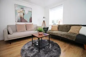 Spacious 5 Bedroom | with Fenced Backyard - Lower Clapton