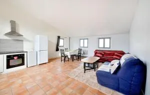 2 Bedroom Lovely Apartment In Beaucaire - Comps