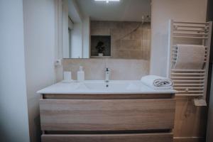 Appartements L-Exile • l-Oasis de tranquillite en Coeur de Ville : photos des chambres