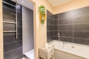 Appartements 2 BR apartment with balconies & private parking : photos des chambres
