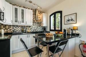 Hermosa casa con terraza e increíbles vistas al mar y la montaña