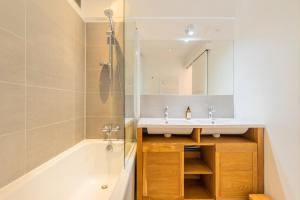 Appartements One bedroom apartment with balcony and a view : photos des chambres