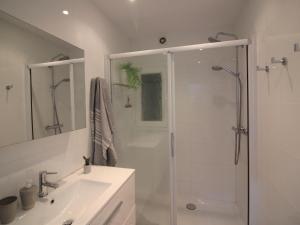 Apartamento renovado a 20m de la playa en Roses con terraza y parking - ES-228-124