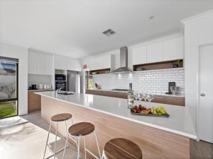 Mariners Cove Luxury Canal Home- Mandurah