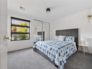 Mariners Cove Luxury Canal Home- Mandurah
