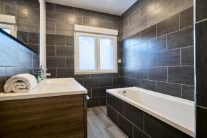 Maisons d'hotes 3 bedroom house with courtyard, near metro : photos des chambres