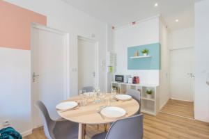 2 bedroom apartment near tram, CHR + parking
