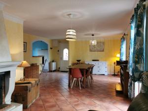 Maisons de vacances La Garrigue - Maison avec piscine 20min d-Avignon : photos des chambres