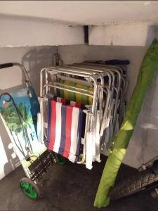 Apt Guarujá lado praia 2 Dorm FAN 2 WI-FI , Netflix, mobiliado, Ar, 1vaga, até 6 pessoas