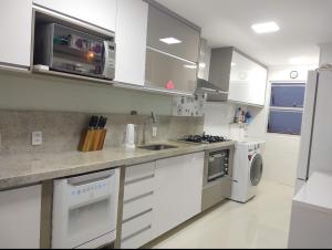 Apt Guarujá lado praia 2 Dorm FAN 2 WI-FI , Netflix, mobiliado, Ar, 1vaga, até 6 pessoas