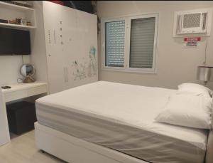 Apt Guarujá lado praia 2 Dorm FAN 2 WI-FI , Netflix, mobiliado, Ar, 1vaga, até 6 pessoas