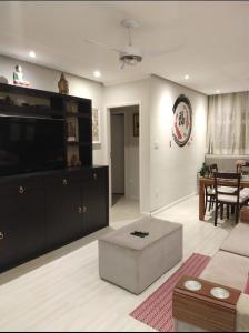 Apt Guarujá lado praia 2 Dorm FAN 2 WI-FI , Netflix, mobiliado, Ar, 1vaga, até 6 pessoas