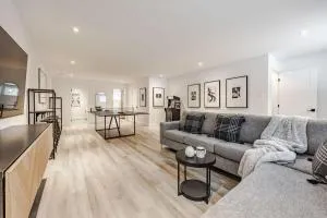 Légendaire Private Hot Tub Game room - LʼOrignal