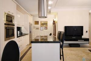 Large and Luxury 3city Apartment in Gdańsk with Two Balconies by Noclegi Renters