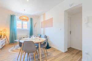 2 bedroom apartment near tram, CHR + parking