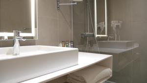Hotels Novotel Narbonne Sud A9/A61 : Chambre Standard avec Lit Double et 1 Canapé-Lit 