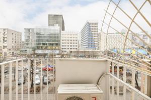 Marszałkowska Stylish Apartment with Balcony Warsaw Center by Noclegi Renters