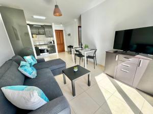 Mountain, Pool & Sea